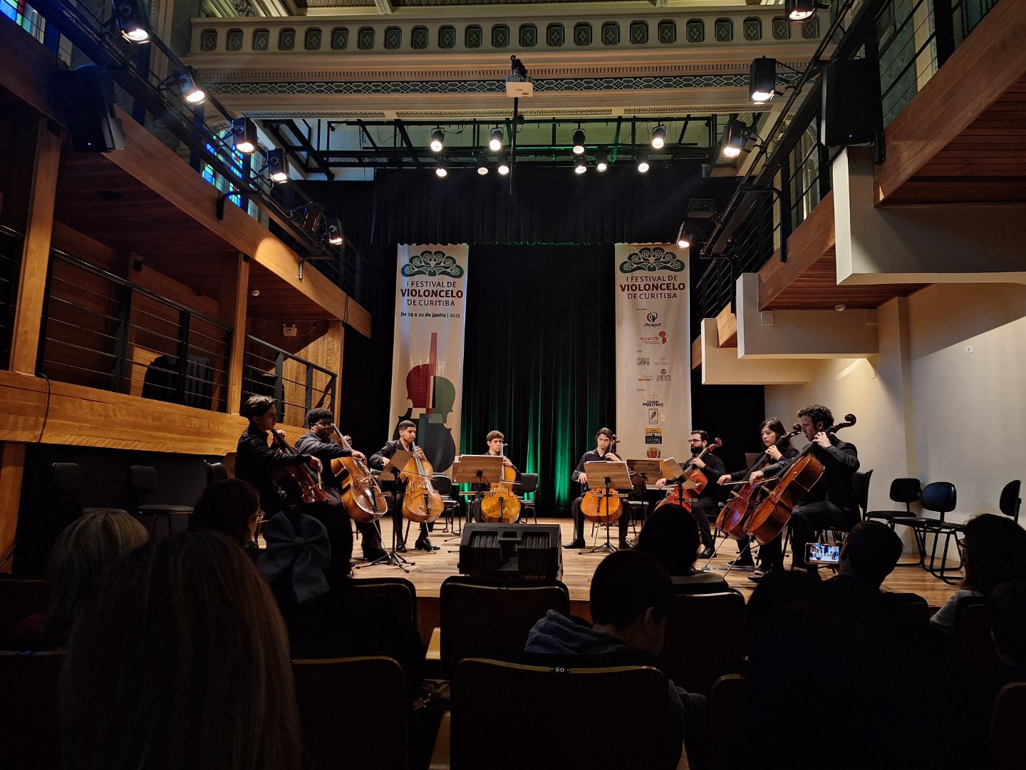 Octeto de violoncelos.jpg